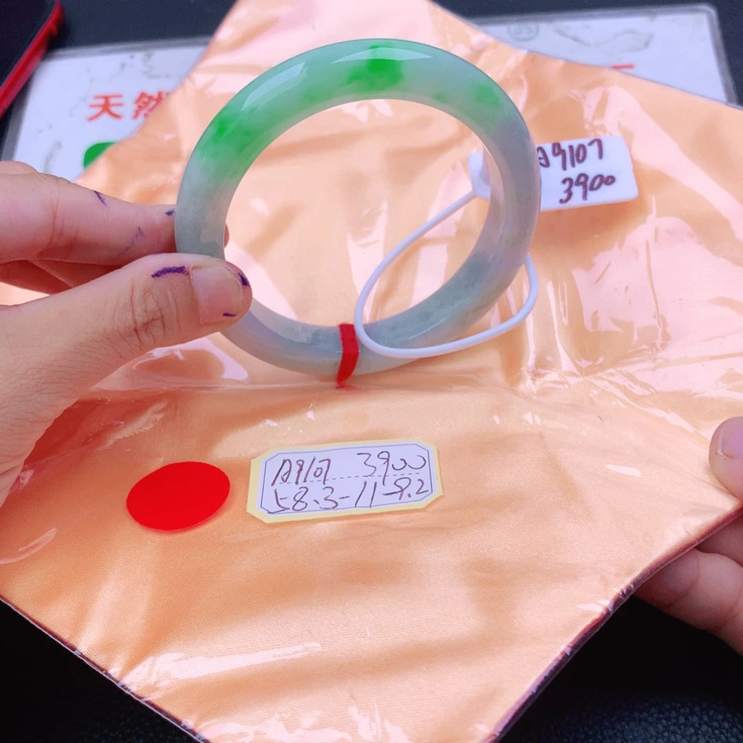 翡翠手镯未镶嵌翡翠