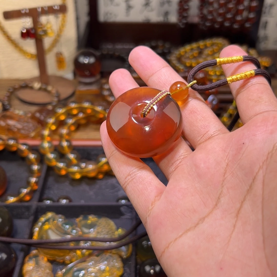 琥珀未镶嵌颈饰平安扣