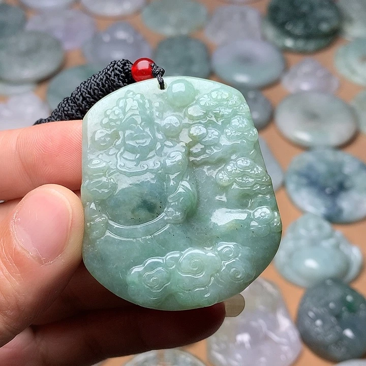 翡翠未镶嵌颈饰财神爷、乌鸡