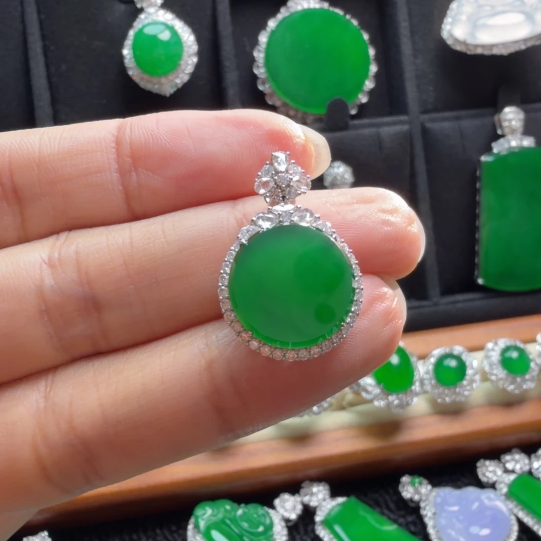 翡翠18K金镶嵌颈饰吊坠