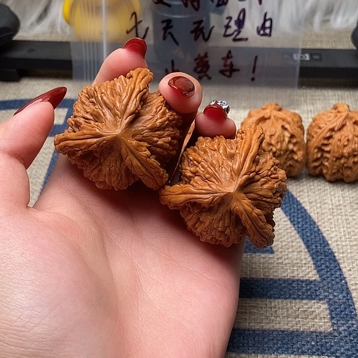 文玩核桃把件不***遇虎头正奔