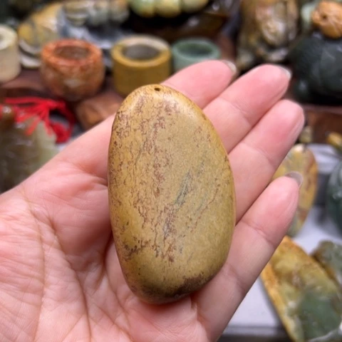 未镶嵌岫岩河磨玉（透闪石质玉）把件