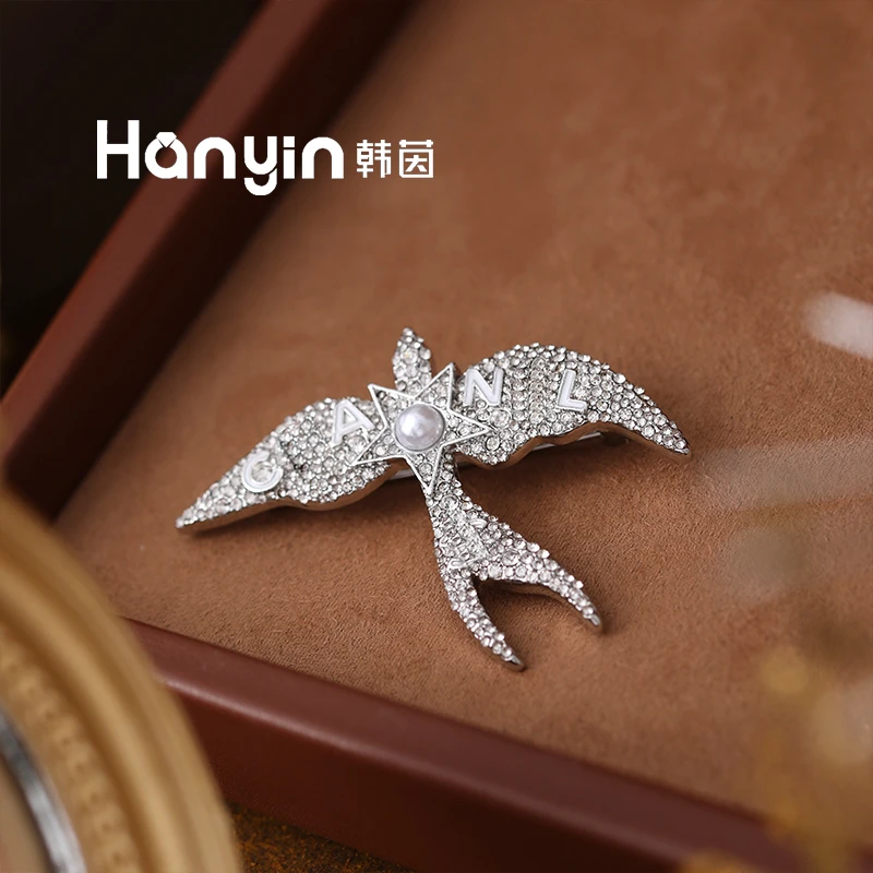 铜合金合成锆石胸针 原创设计法式轻奢满镶爆闪双C白鸽胸针AAA