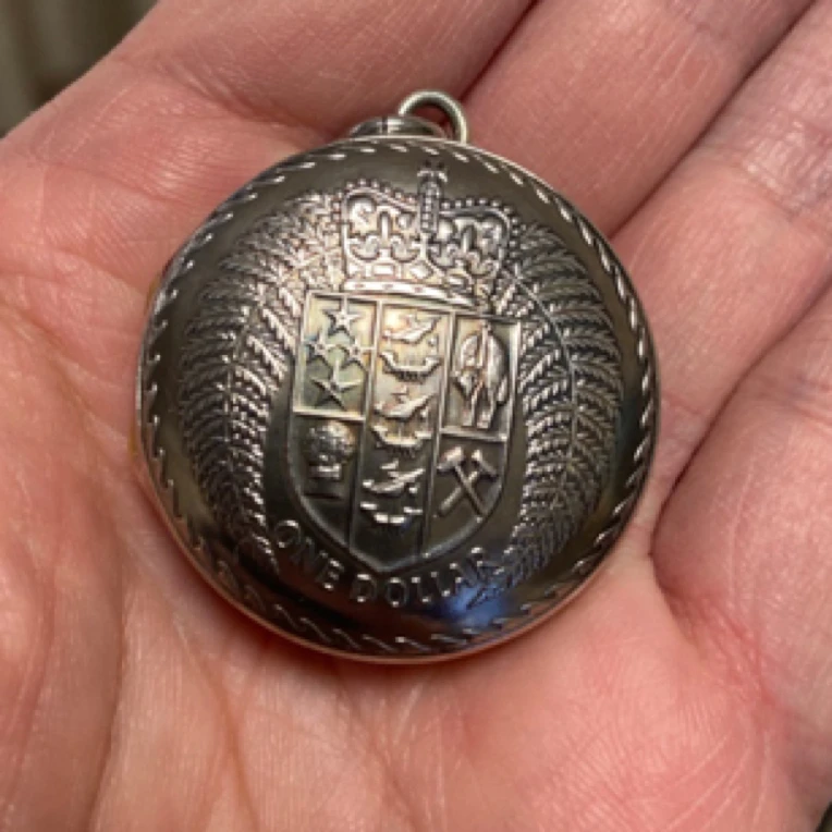 币风堂新西兰女王白铜盒子挂件