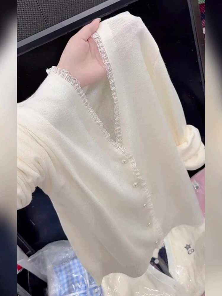 法式高级轻奢时尚百搭米白色上衣女2025秋薄款V领纽扣长袖针织衫