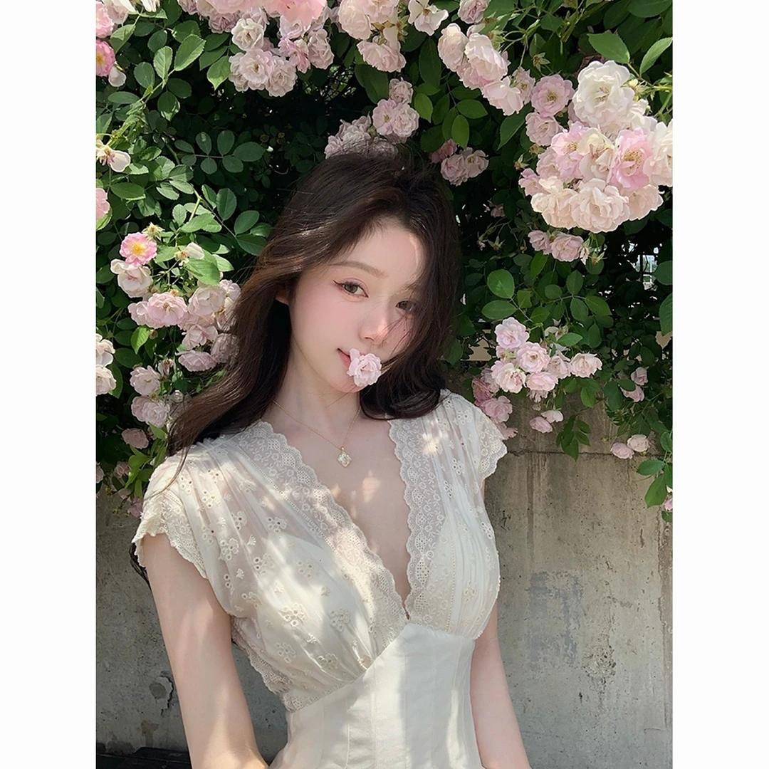 纯白美神裙重工蕾丝拼接v领收腰连衣裙夏季新款法式气质温柔长裙