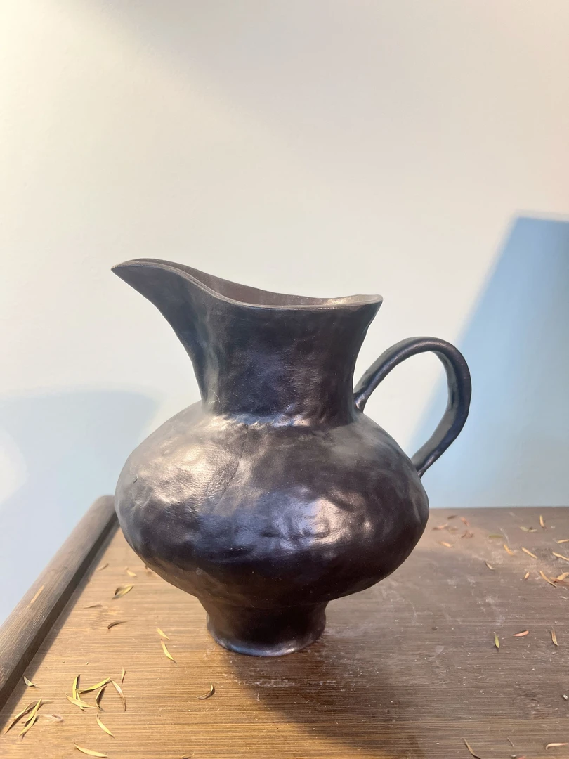 景德镇陶瓷经典器型手工单柄乌金花器