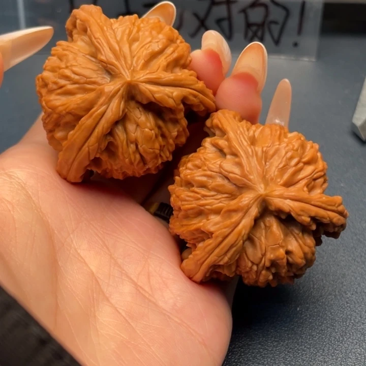 伯***爵吊坠文玩核桃白狮子