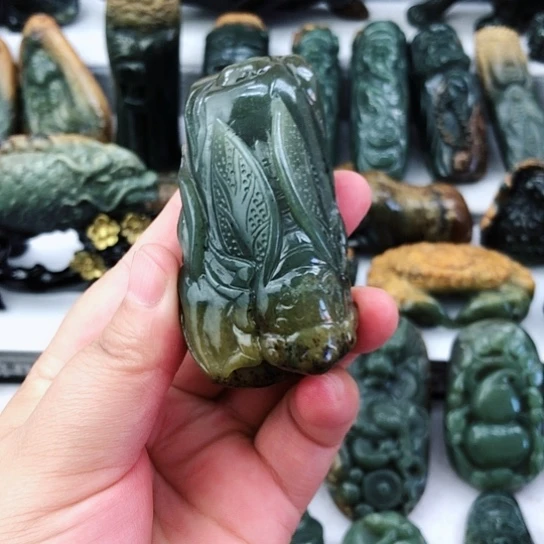 未镶嵌岫岩河磨玉（透闪石质玉）把件
