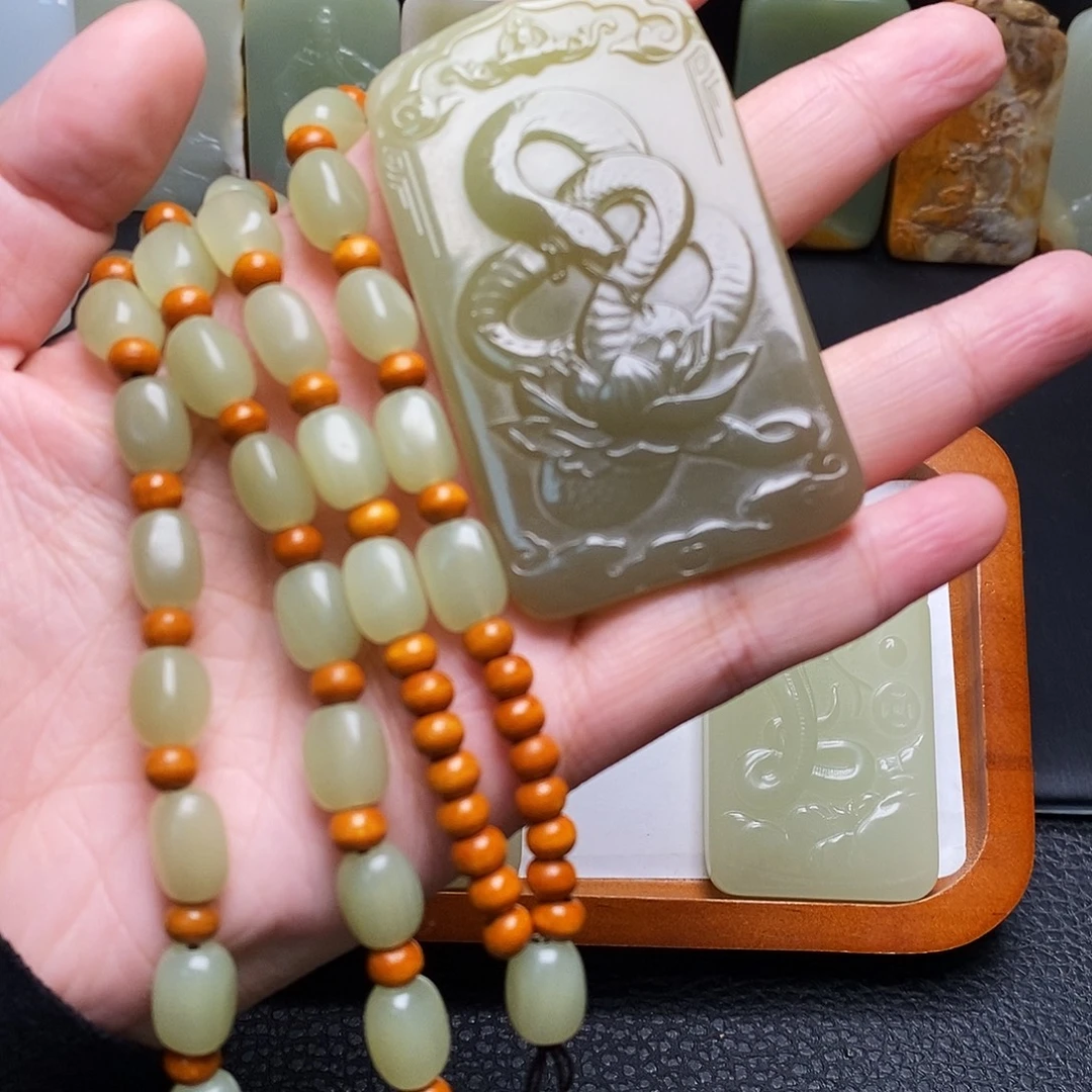 新疆昆仑山料生肖蛇