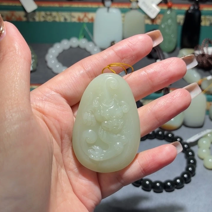 和田玉未镶嵌吊坠(赠链)