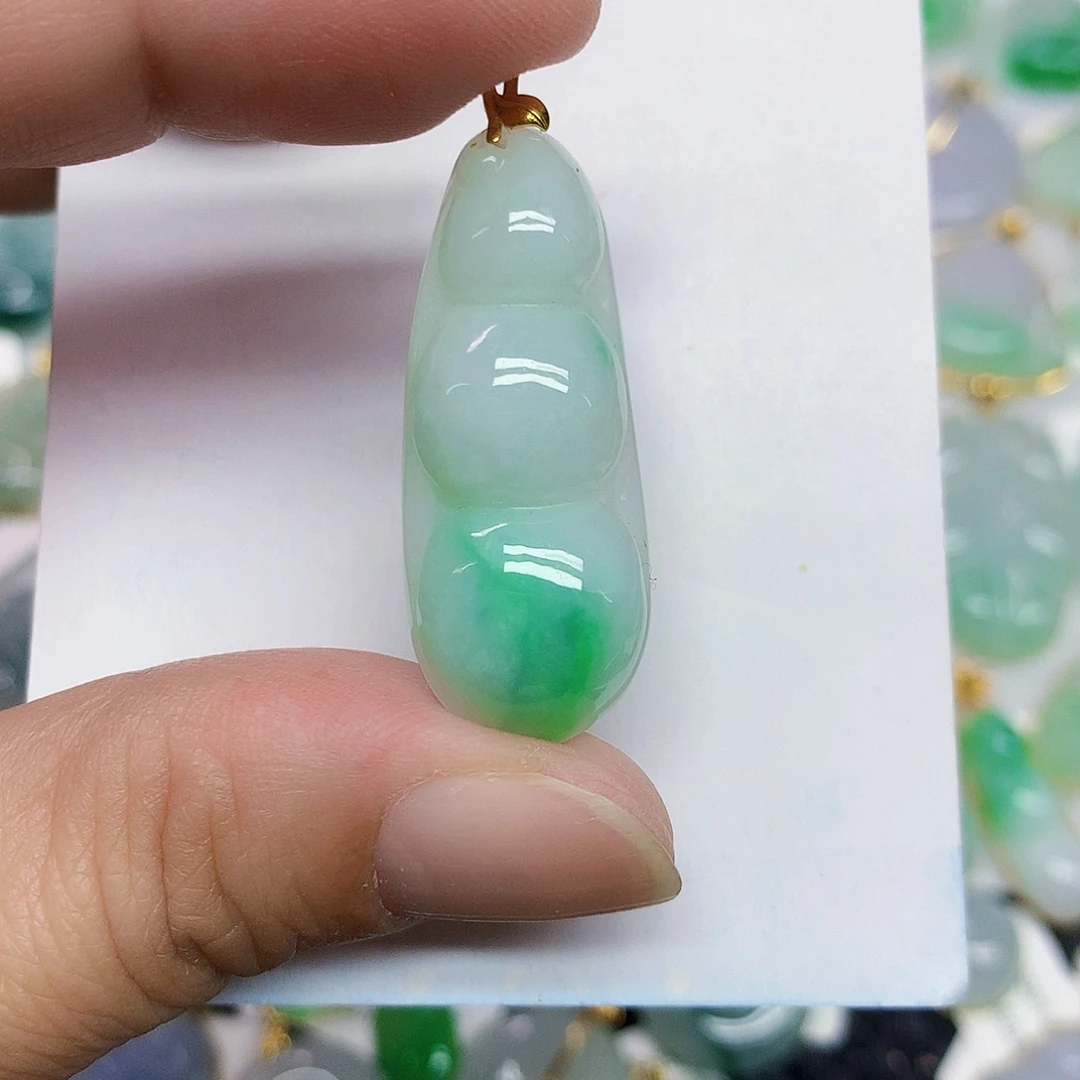 颈饰18K金镶嵌翡翠豆子