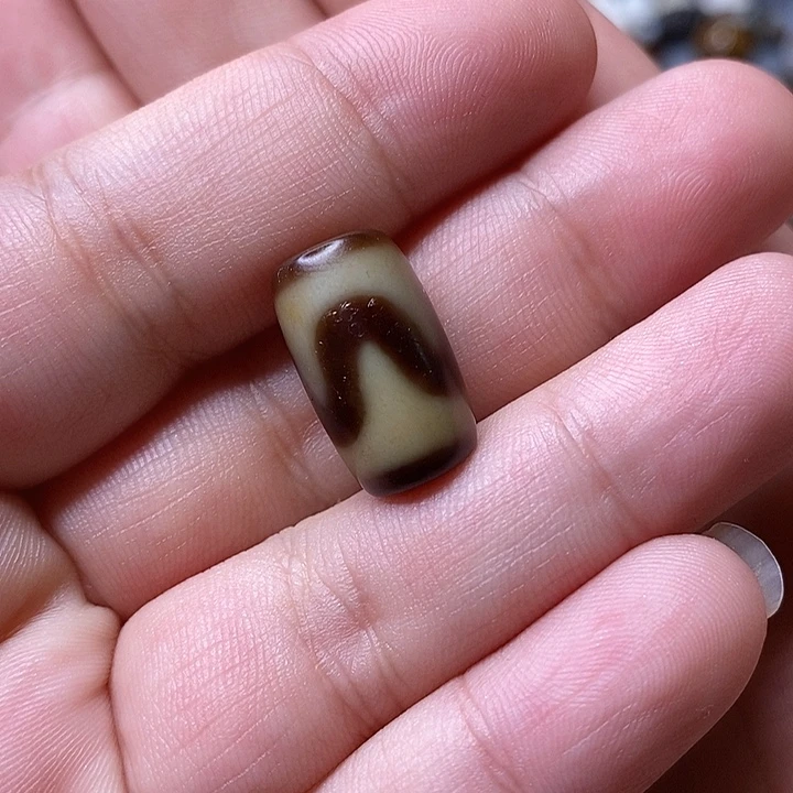 玛瑙/玉髓散珠虎牙18mm