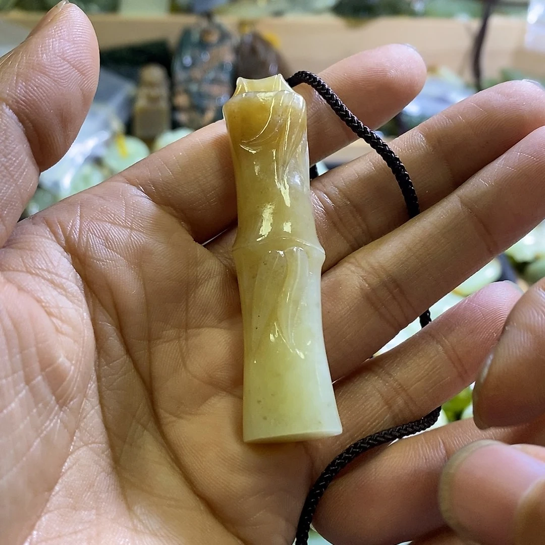 和田玉未镶嵌颈饰一个