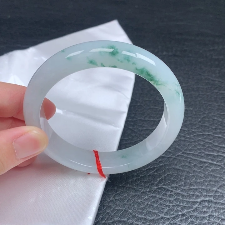 翡翠手镯未镶嵌。。