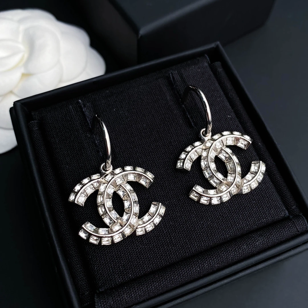 全新未使用 Chanel/香奈儿 经典双C 银色镶钻logo 耳环 S4911