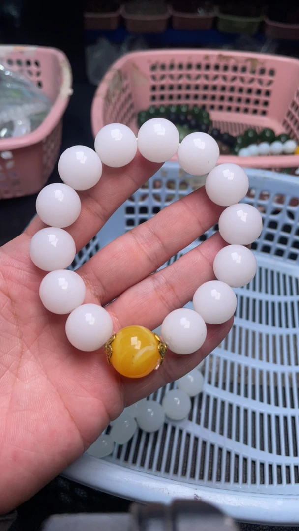 B 73   16 脂白手串