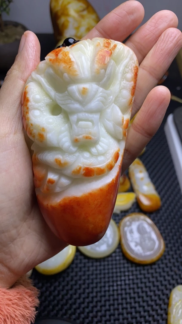 和田玉精美手把龙