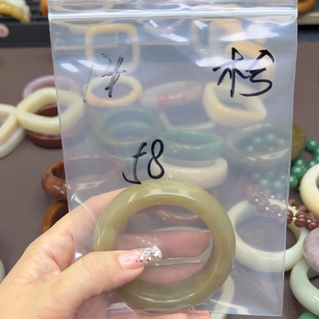 石英质玉手镯未镶嵌木*?