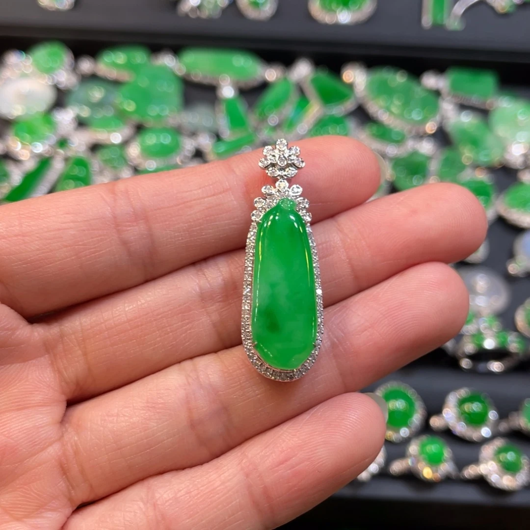 翡翠18K金镶嵌颈饰瓜