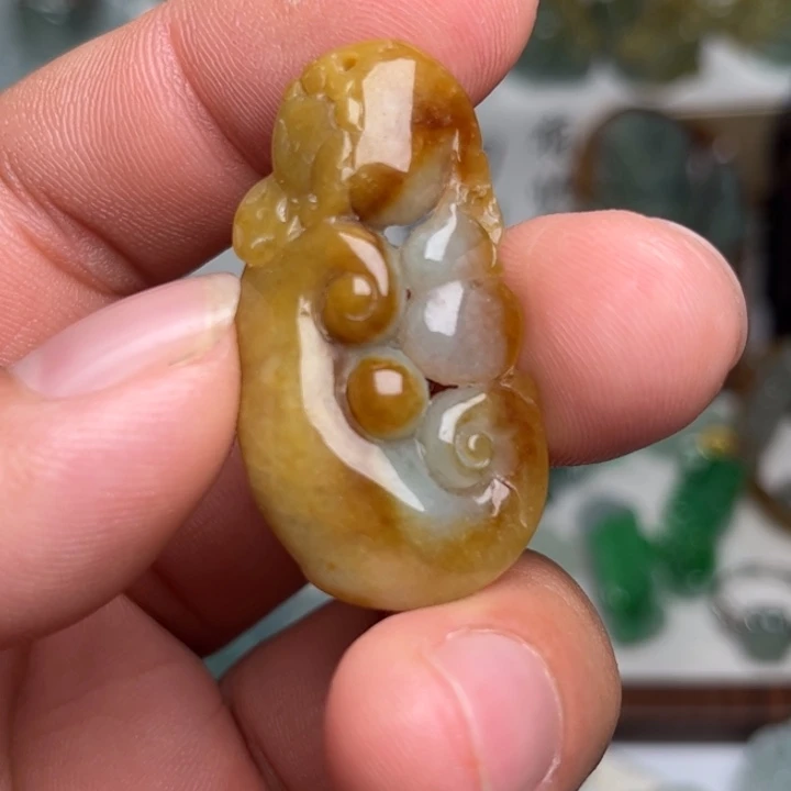 翡翠未镶嵌颈饰如意