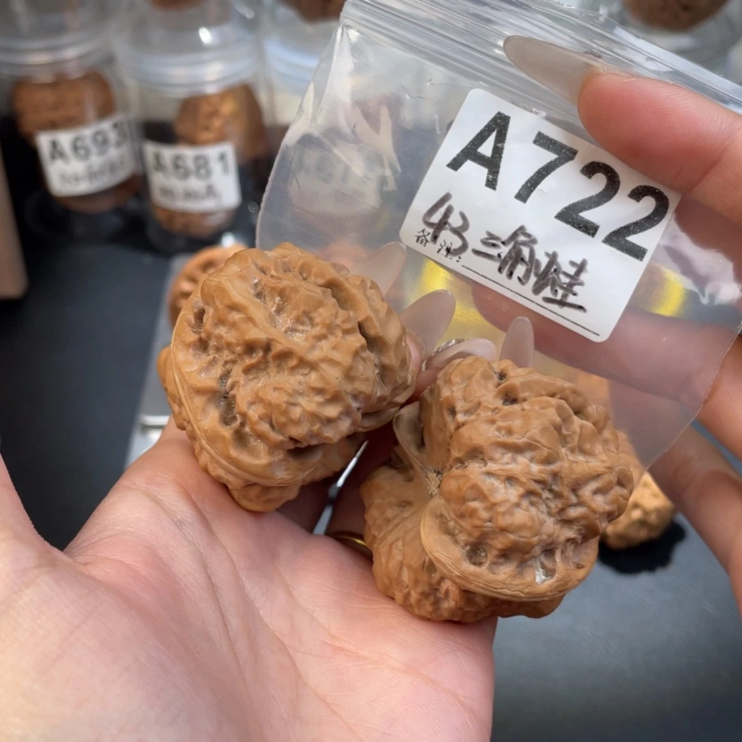 核桃43四开背三角蛙文玩核桃