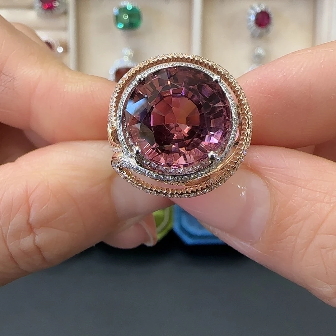 18K金镶嵌碧玺戒指10.75ct