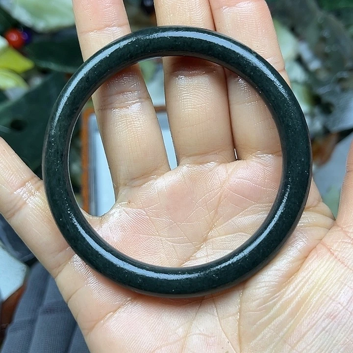 未镶嵌透闪石质玉珠宝奇石