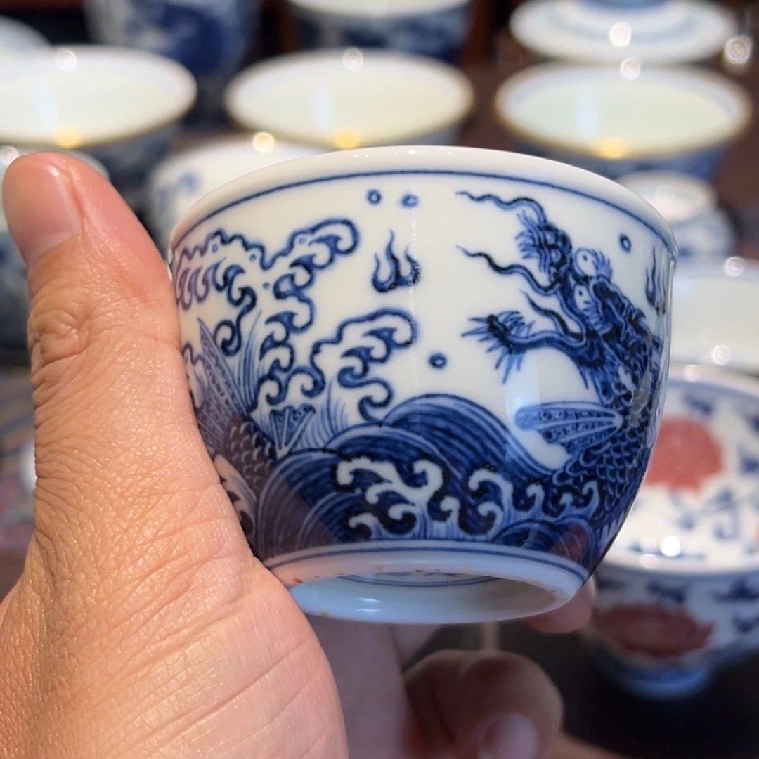 精品青花海水鱼化龙缸杯口径约7厘米