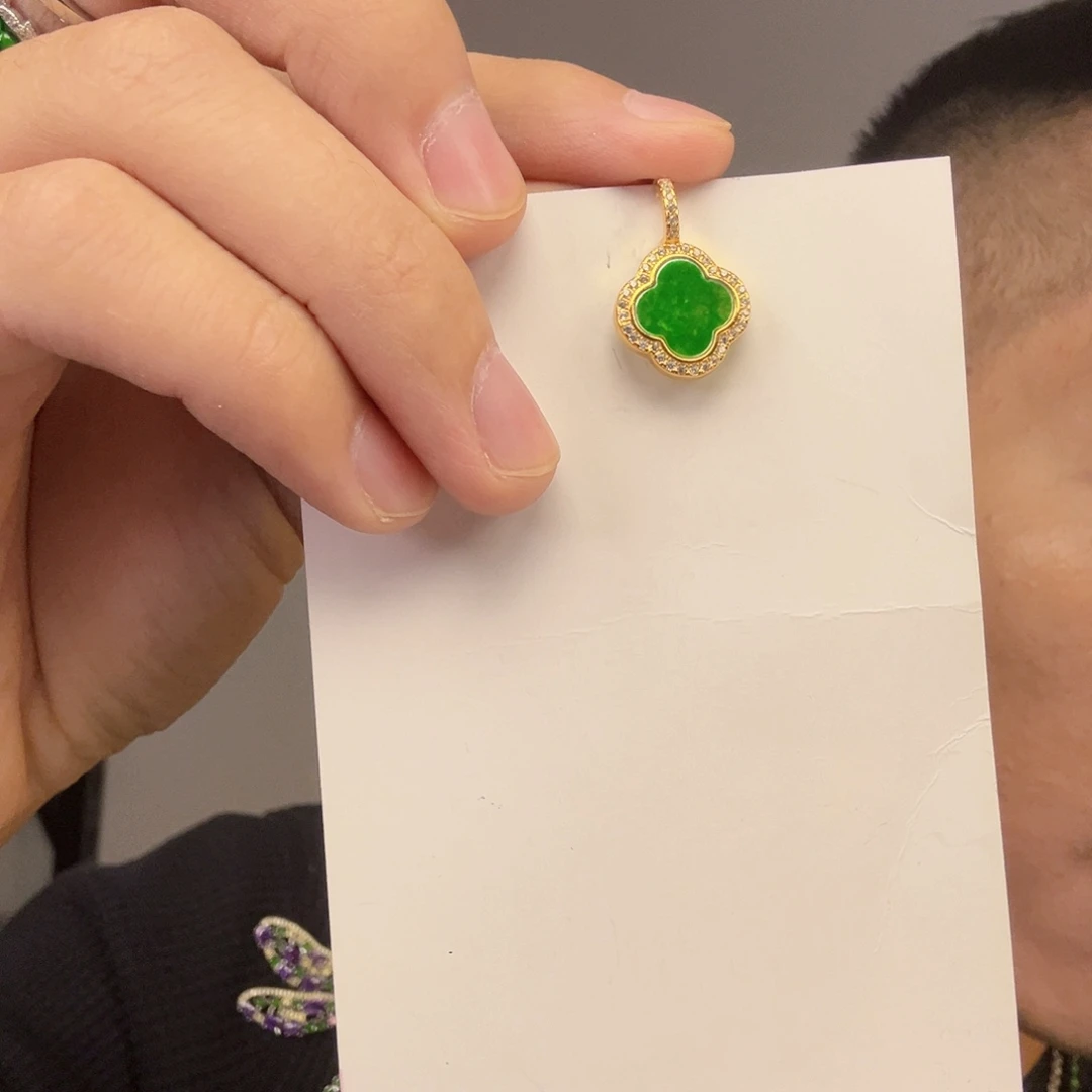 翡翠未镶嵌挂件一件