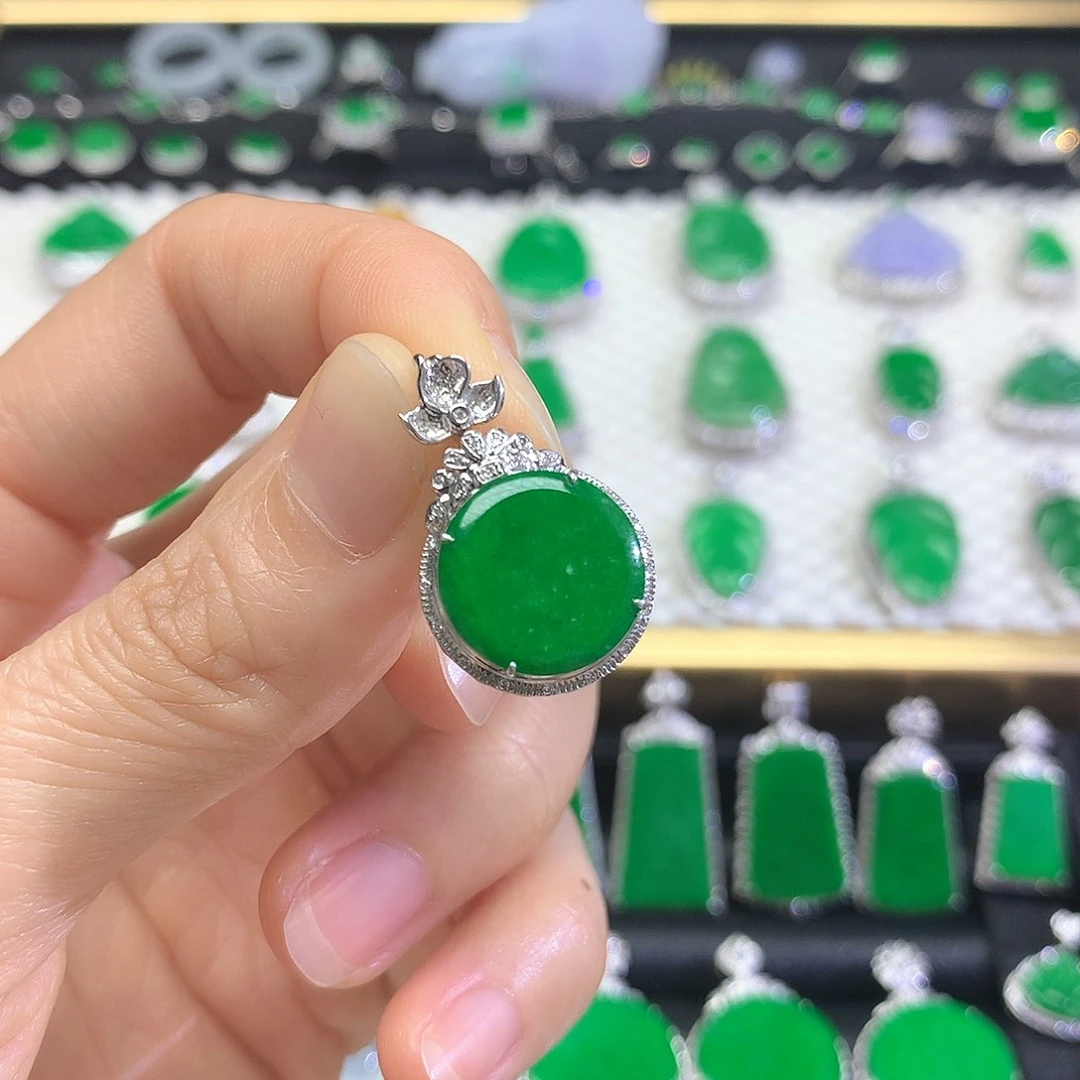 颈饰18K金镶嵌翡翠吊坠