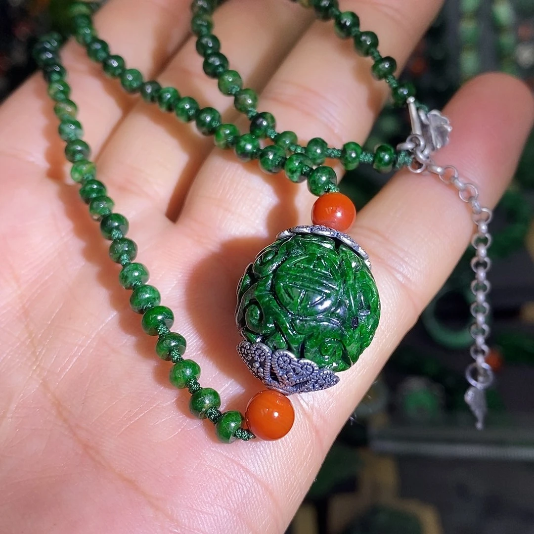 颈饰未镶嵌翡翠漂亮美眉