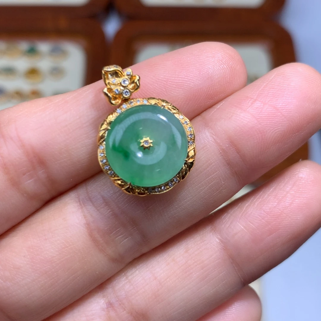 翡翠18K金镶嵌毛衣链绿平安扣