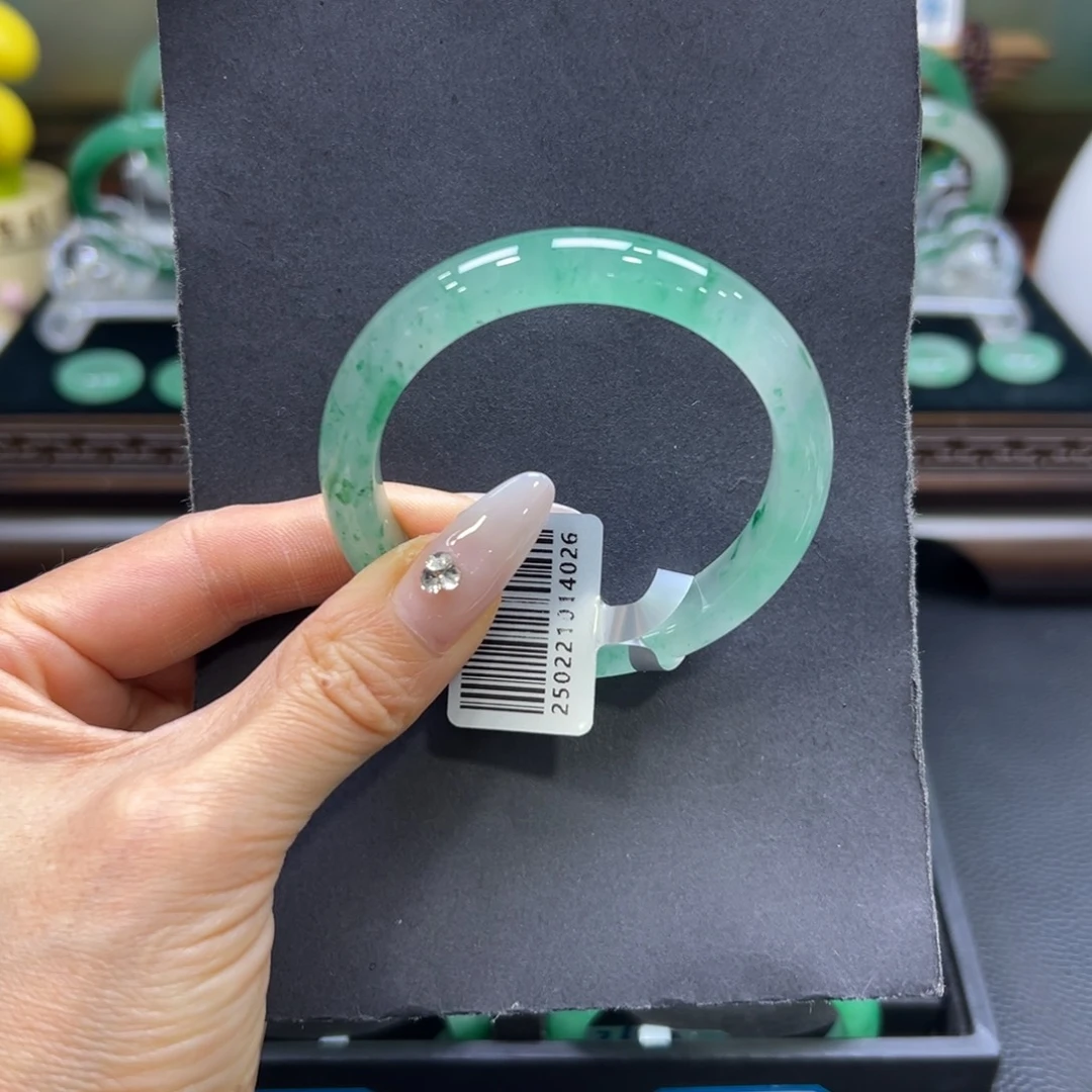 玉***石英质玉（非洲翠）未镶嵌手镯