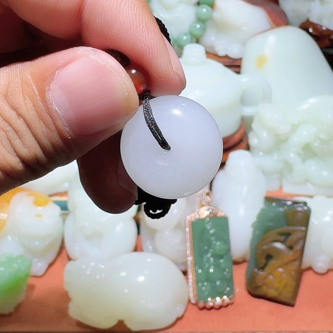 未镶嵌透闪石质玉挂件顺**然