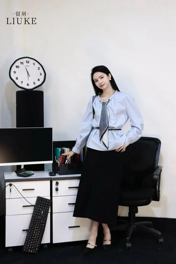 温柔风V领泡泡袖衬衫显瘦时尚百搭气质上衣女