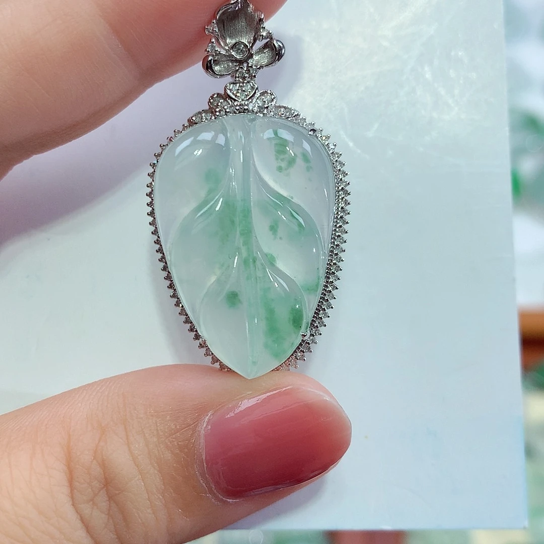 杨***语翡翠18K金镶嵌颈饰叶子