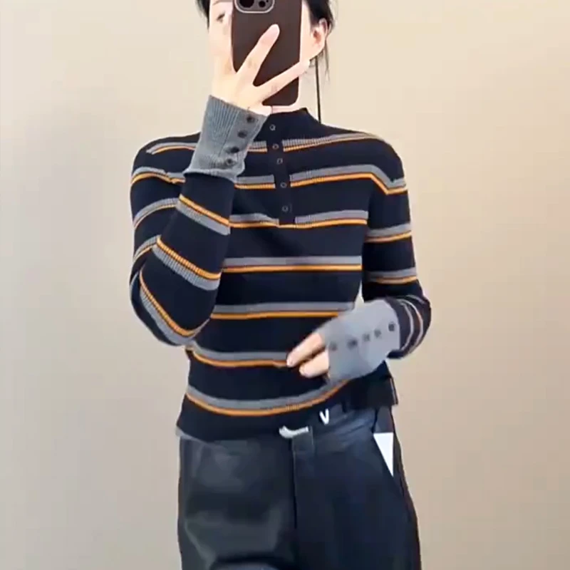 秋冬季时尚撞色条纹圆领长袖针织衫女复古风拼色纽扣长袖打底毛衣