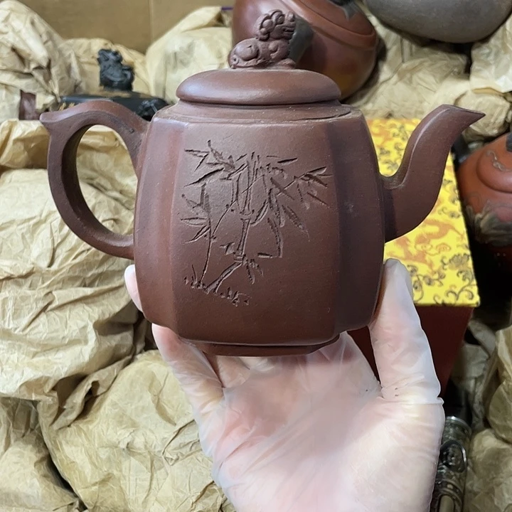 茶壶紫砂原矿泥料，手工制作的一把紫砂壶。