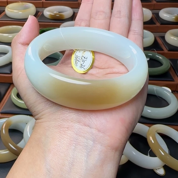 和田玉未镶嵌手镯一口糖61.1