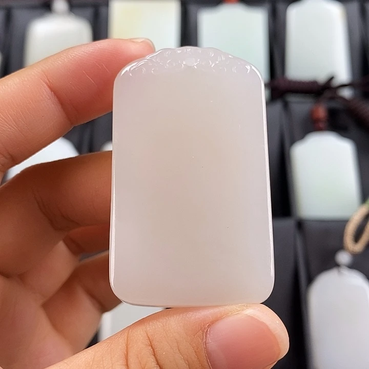 和田玉未镶嵌颈饰微包容生长纹过眼