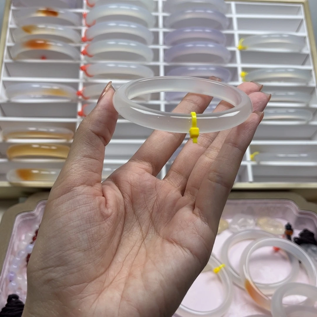 玛瑙/玉髓手镯未镶嵌就****根