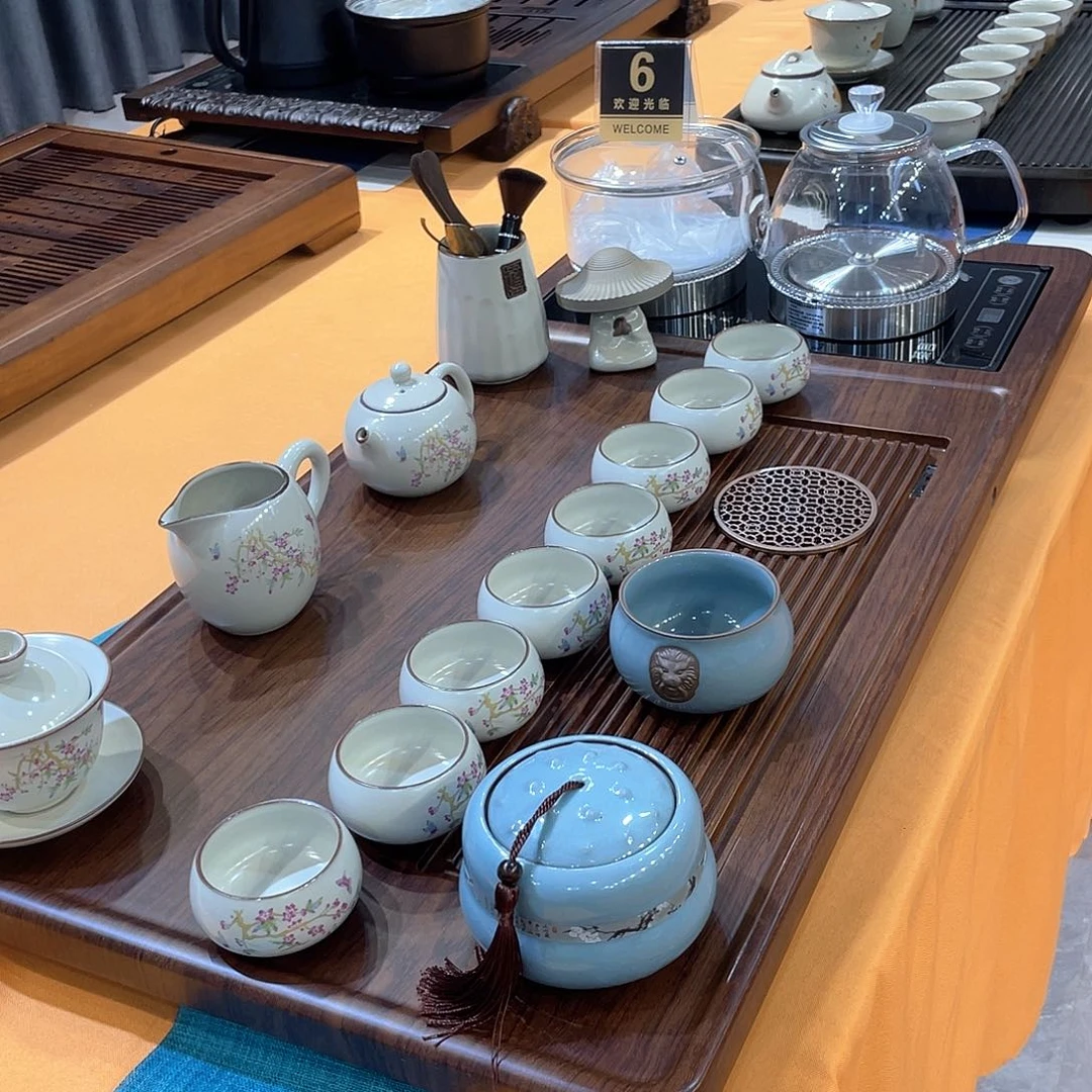 瓷片茶盘的形状很漂亮呢是吗