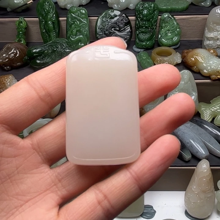 和田玉颈饰未镶嵌文*