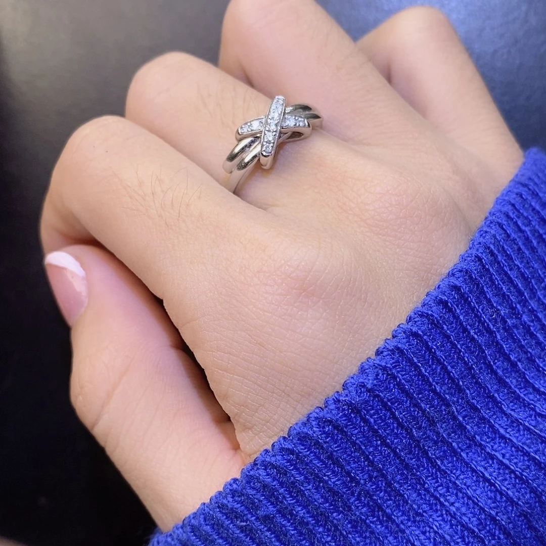 18K金镶嵌钻石戒指/指环交叉半钻k白