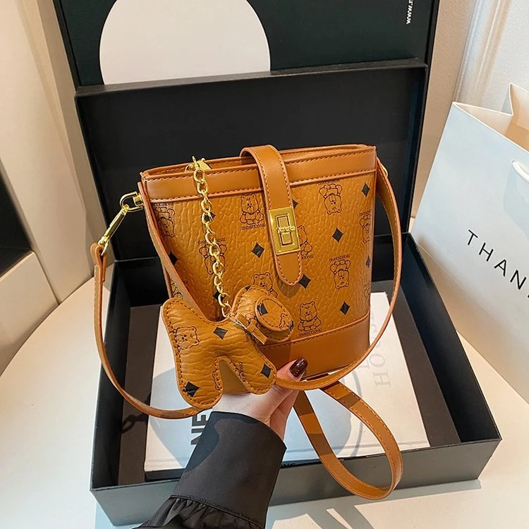 【27号】印花水桶包带挂饰单肩斜挎包 时尚轻奢复古女包 百搭通勤包