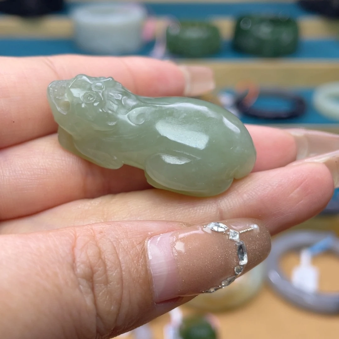 和田玉吊坠60圈口。编号47未镶嵌