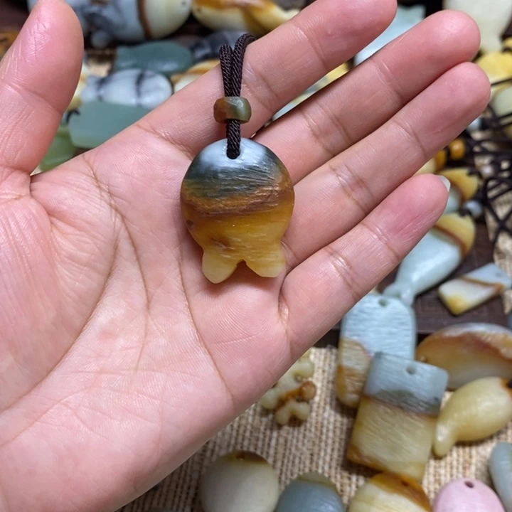 橙****蛇纹石玉未镶嵌颈饰