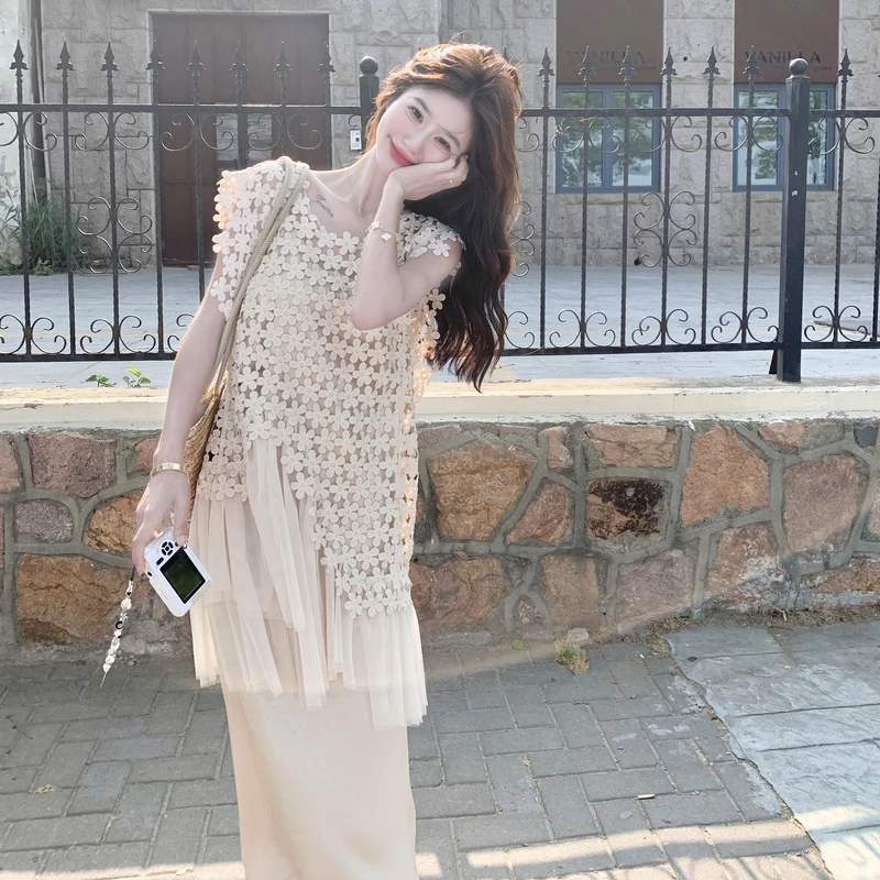 杏色松弛感度假风镂空罩衫套装裙女夏季2025新款吊带连衣裙两件套