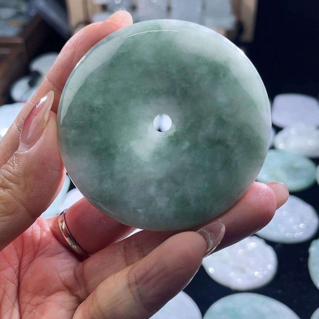 小***恼翡翠未镶嵌颈饰平安扣